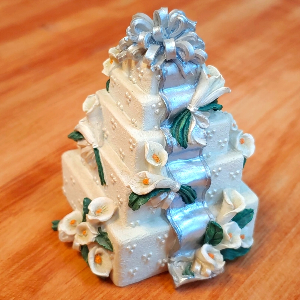 Enesco Wedding Cake Engagement collectible